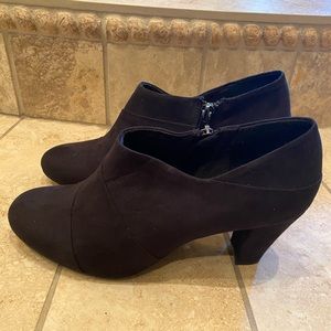 Mootsies Tootsies Suede Black Booties. Size 8.